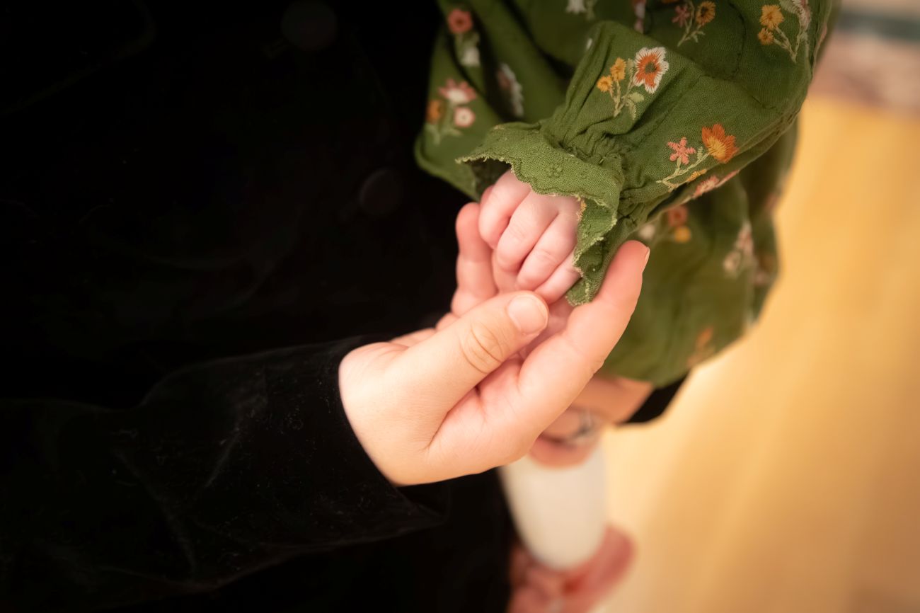 Isabel holding baby Isla's hand